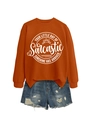 Détail du sweat orange avec slogan et short en jean bleu avec finitions usées - Orange Brûlé (Police Blanche)