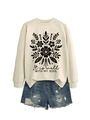 Detalle del estampado floral y la inscripción en la sudadera beige para mujer - S / Sudadera Color Arena (Texto Negro)