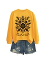 Diseño plano de sudadera amarilla con estampado floral y shorts vaqueros desgastados - S / Sudadera Amarilla (Texto Negro)