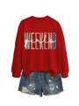 Dettaglio della felpa rossa Weekend Girls con polsini a coste e pantaloncini di jeans blu - S / Rosso acceso con stampa bianca