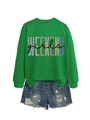 Vista piatta di felpa verde brillante girocollo con stampa Weekend Girls e shorts in denim - S / Verde erba con stampa nera