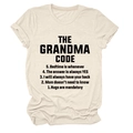 Detail eines cremefarbenen Baumwoll-T-Shirts mit Grandmas Rules Textaufdruck - S / Sandfarben (Schwarze Schrift)