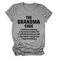 Detailaufnahme des Grandma Code Slogan Aufdrucks auf einem grauen Baumwoll Kurzarm T-Shirt - S / Dunkelgrau (Schwarze Schrift)