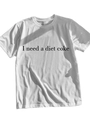 Dettaglio del testo nero 'I need a diet coke' stampato su una t-shirt bianca in cotone - S / Bianco (Carattere Nero)