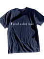 Dettaglio di t-shirt in cotone blu navy con stampa scritta I need a diet coke bianca - S / Blu Navy (Carattere Bianco)