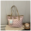 Bolso tote de cuadros rosa y blanco con un oso de peluche sobre un fondo de punto suave - Con Colgante / Caqui Con Colgante