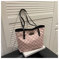 Detalle del bolso tote de cuadros rosas con correas de cuero negro y logo oro - Sin colgante / Negro Sin Colgante