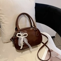 Bolso baguette marrón de cuero con lazo de perlas y colgante de encaje, estilo francés - Con Colgante / Marrón