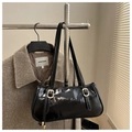 Detail einer schwarzen glänzenden Lackleder-Schultertasche mit goldener quadratischer Schnalle - Schwarz