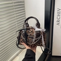 Borsa leopardata con finiture marrone scuro e fiocchi decorativi vista palmare - Leopardo Caffè