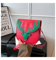 Detail van de rode kerst crossbody tas van PU-leer met feestelijke groene rendiergeweien - Rood En Groen Rendier (Stijl 1)