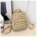 Mochila mini beige elegante con relieve de patrón M y logo metálico dorado fino - Estilo con Patrón de Letras / Caqui
