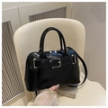 Bolso tipo concha en charol negro brillante con hebilla y asa superior - Negro