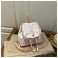 Detalle de mini mochila con bonitas ilustraciones sobre cuero granulado blanco - Rosa