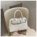 Bolso de mano estructurado blanco con hebilla plateada y asas sobre una silla de cuero - Blanco
