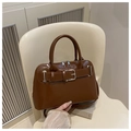 Bolso de concha marrón brillante con hebilla metálica y correa ajustable al hombro - Marrón
