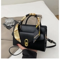 Elegante borsa nera a busta con manico in sciarpa di seta e dettagli dorati - Nero