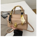 Borsa beige rettangolare con chiusura a scatto dorata e manico decorato da foulard di seta - Cachi