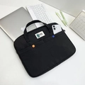 Zwarte 14-inch laptophoes met stijlvolle oranje en blauwe knoopzakken - Zwarte Laptoptas Stijl