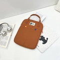 Bruine canvas laptoptas met kleurrijke knopen en handige dubbele voorvakken - Oranje Tablethoes Stijl