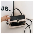 Borsa in pelle nera con finiture in lana bianca e chiusura in metallo dorato - Nero