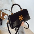 Elegante borsa nera squadrata in materiali misti con fibbia a S dorata e tracolla - Nero