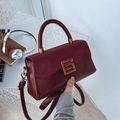 Borsa a mano quadrata bordeaux con fibbia dorata e finiture in pelle scamosciata - Rosso