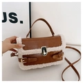 Borsa a tracolla in pelle marrone con bordo in ecopelliccia bianca e chiusura dorata - Marrone