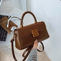 Borsa quadrata marrone scuro in pelle liscia e scamosciata con fibbia in metallo oro - Marrone