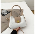 Gros plan sur la texture tissée blanche et les détails en cuir beige d'un sac à main rétro - Blanc
