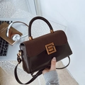 Borsa retrò marrone scuro con patta in pelle scamosciata opaca e fibbia a S dorata - Marrone