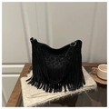 Detalle de bolso negro con flecos, textura de leopardo y hebillas metálicas finas - Negro