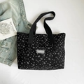 Borsa tote nera con stampa fiocchi bianchi e dettaglio etichetta di moda - Nero
