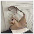 Borsa a spalla in pelle scamosciata kaki con ciondolo a orsetto su un libro bianco - Con Ciondolo / Cachi