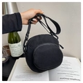 Detalle de mini bolso bandolera de pana negra con bolsillo redondo y correa de nailon - Negro