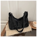 Borsa tote nera in velluto minimalista con testo Tidal Dryness e tracolla regolabile - Senza Ciondolo / Nero