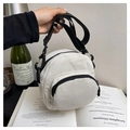 Detalle del mini bolso de pana blanca con cremallera doble negra y correa ajustable - Blanco