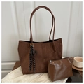 Conjunto de bolso tipo cubo de ante marrón con estuche pequeño y adorno trenzado - Juego De Bolso Tote Y Bolsa / Café Con Colgante