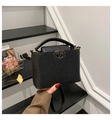 Sac seau noir élégant à grain de litchi avec boucle dorée et bandoulière chic - Noir