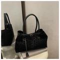 Detail der schwarzen Tote-Bag mit Leopardenmuster, Goldteilen und Wildlederstruktur - Schwarzer Leopard