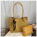 Bolso tote de ante amarillo brillante con neceser a juego y detalle de borla tejida - Juego De Bolso Tote Y Bolsa / Amarillo con colgante