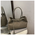 Detail der taupefarbenen Shopper-Tasche mit Leopardenmuster, Wildlederoptik und Schnalle - Grünes Leopardenmuster