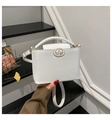 Sac seau blanc élégant en texture litchi avec détails dorés et bandoulière - Blanc