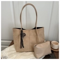 Conjunto de bolso saco de ante caqui con neceser a juego y adorno tejido decorativo - Juego De Bolso Tote Y Bolsa / Caqui Con Colgante