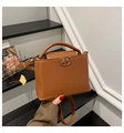 Sac seau marron en cuir grainé avec logo CP doré et poignée supérieure - Marron