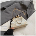 Elegante borsa ricamata floreale bianca con manico in perle e catena dorata - Argento