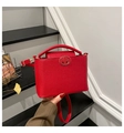 Sac seau rouge élégant avec texture litchi, détails dorés et bandoulière réglable - Rouge