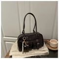 Borsa Boston in vernice color cioccolato con tracolle lunghe e ciondolo di perline - Marrone