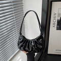 Bolso nube negro brillante plisado para mujer con correa de hombro ajustable y acabado chic - Negro
