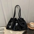 Elegante borsa a spalla nuvola in vernice nera con texture arricciata e doppi spallacci - Nero